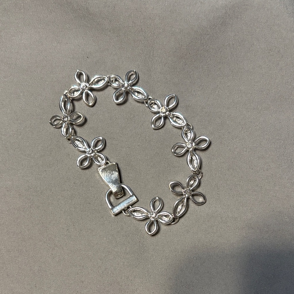 ☃️ NEW LOWER PRICE ☃️ ~ Silver Floral Bracelet